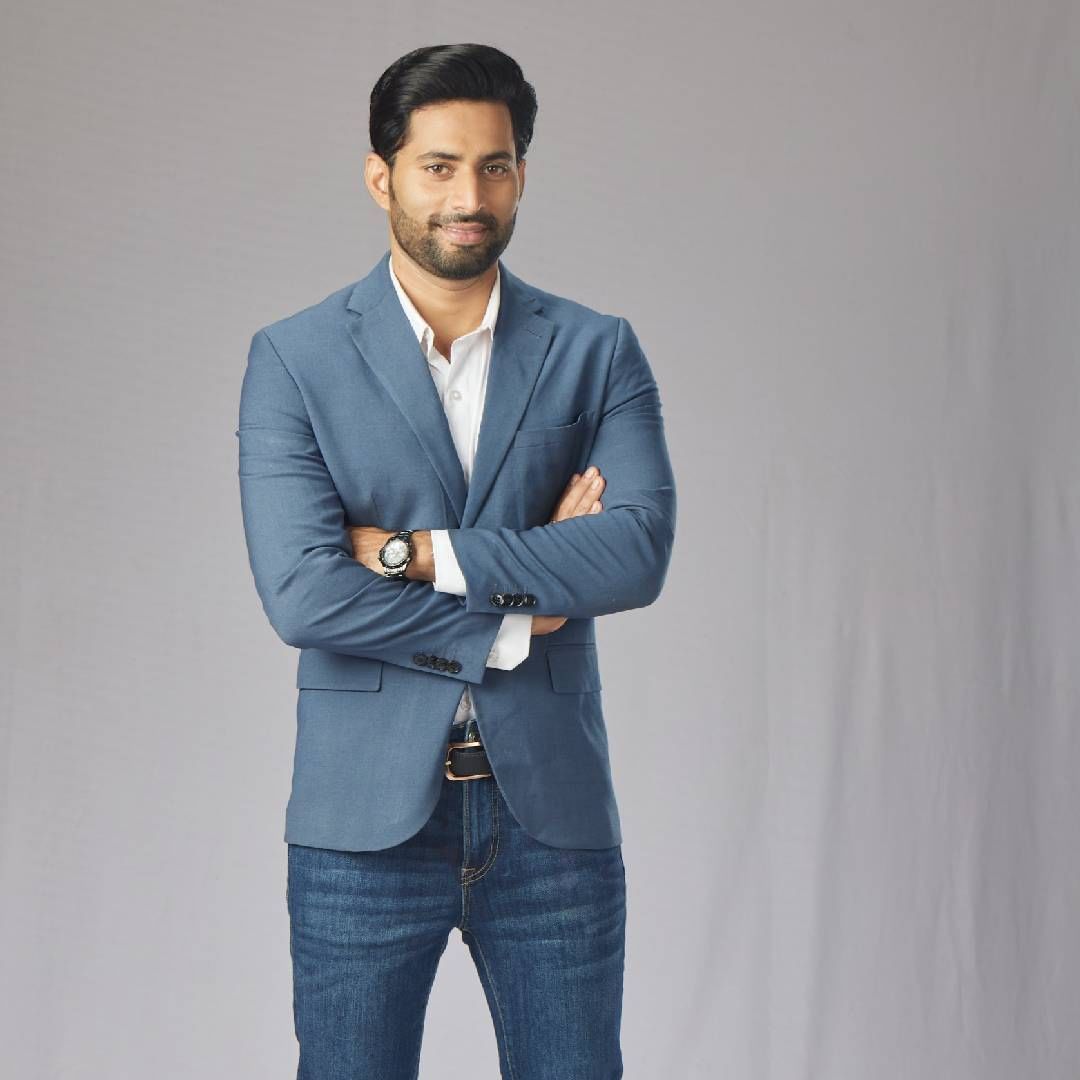 'प्रेमाची गोष्ट' मालिकेतील सागर कोळी म्हणजेच  राज हंचनाळे- घरी पारंपरिक पद्धतीने गुढीची पूजा केली जाते. गेल्या चार-पाच वर्षांपासून मी कुठल्या ना कुठल्या शोभायात्रेत सहभागी होतोय. शोभायात्रेच्या निमित्ताने नवीन वर्षाची सुरुवात प्रेक्षकांना भेटून होते याचा आनंद वेगळाच आहे. काम करण्यासाठी नवी ऊर्जा मिळते. माझ्या बायकोला पारंपरिक पद्धतीने सण साजरे करायला आवडतात. ती उत्तम पुरणपोळ्या बनवायला देखिल शिकली आहे. त्यामुळे गुढीपाडव्याला दरवर्षी पुरणपोळीचा नैवेद्य असतो. नवीन वर्षाचा संकल्प हाच असेल की मानसिक आणि शारीरिकरित्या फिट रहाणं. सोबत अध्यात्माची देखिल जोड हवी याचं महत्व देखिल मला पटलं आहे. त्यामुळे योगा, ध्यानधारणा यावर लक्ष केंद्रित करणार आहे. 
