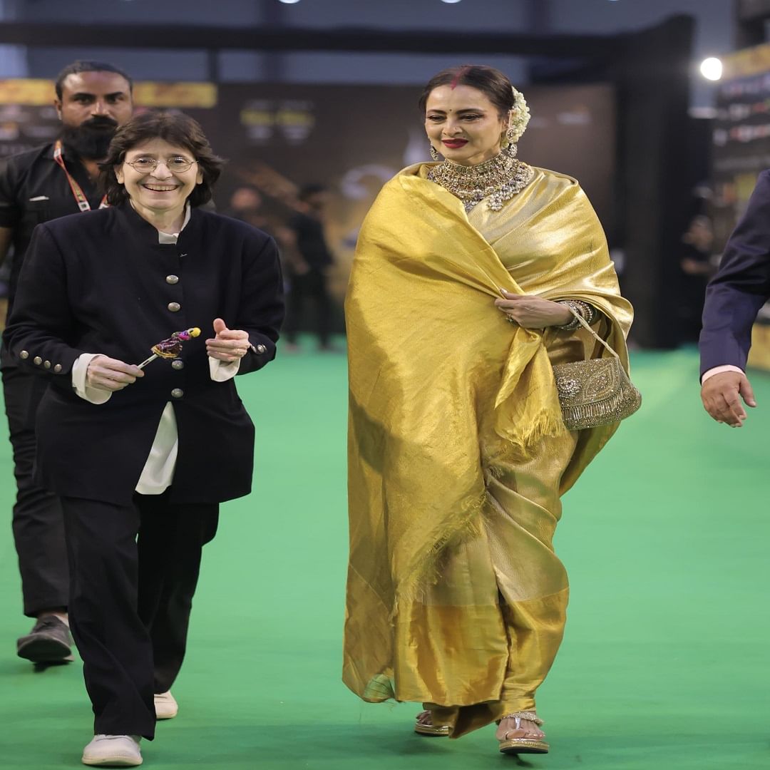 रेखा यांचे ग्लॅमरस फोटो पाहिल्यानंतर वय फक्त एक आकडा आहे.... हे पुन्हा सिद्ध झालं आहे. रेखा आजही चाहत्यांना फॅशन गोल्स देत असतात.
