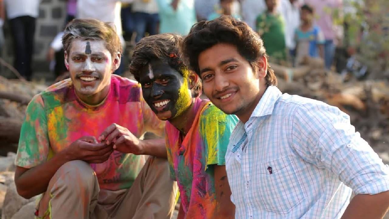 'सैराट ही आर्ची - परशाची कथा असली तरी मैत्रीचीही आहे. असे प्रेमात आपल्यासोबत मार खाणारे सल्या, बाळ्यासारखे जिवाभावाचे अतरंगी दोस्त सगळ्यांना मिळोत,' असं त्याने लिहिलंय.