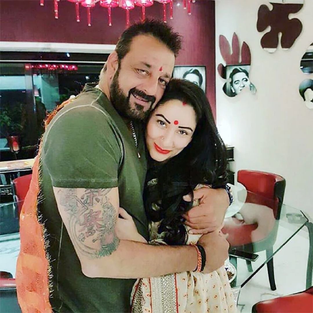 अभिनेता संजय याने देखील वयाच्या 48 व्या वर्षी तिसरं लग्न केलं. अभिनेत्याने मान्यत दत्त हिच्यासोबत तिसरं लग्न केलं. संजूबाबा आता त्यांच्या वैवाहिक आयुष्यात आनंदी आहे.