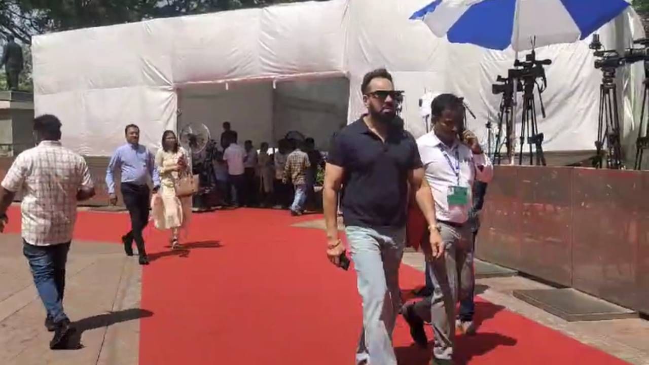 शेराचे विधानभवनातील फोटो सोशल मीडियावर तुफान व्हायरल झाले आहे. या फोटोमध्ये त्याने काळ्या रंगाचा टीशर्ट आणि राखाडी रंगाची पँट घातली आहे.