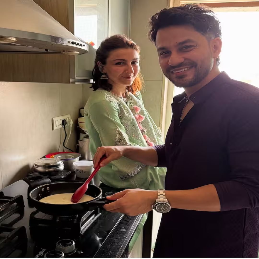सोहा अली खानने ईद सेलिब्रेशनचे हे फोटो तिच्या इंस्टाग्राम अकाउंटवर शेअर केले आहेत. ज्यामध्ये ती संपूर्ण कुटुंबासोबत दिसत आहे.
