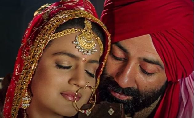  अमीषा पटेल-सनी देओल : अमिषा पटेल हीला देखील  बॉलीवुडची 'लकी मॅस्कॉट'म्हटले जाते. ऋतिक रोशनचा अपोझिट तिने 'कहो न प्यार है'मधून बॉलीवूडमध्ये प्रवेश केला. अमिषा पटेल हीने बॉक्स ऑफीसवर सनी देओल याचे झोपलेले करियर पु्न्हा उभारी देत नवी संजीवनी दिली.  २००१ मध्ये  रिलीज झालेली फिल्म 'गदर: एक प्रेम कथा' या चित्रपटाने सनी देओलची सेंकड इनिंगच सुरु झाली. याआधी सनी देओलचे ओळीने 'अर्जुन पंडित' पासून ते चॅम्पियन, फर्ज, कहर आणि इसकी टोपी उसके सर असे चित्रपट आपटले होते. गदर एक प्रेम कथेने जो रेकॉर्ड बनविला ,त्यापेक्षा मोठा रेकॉर्ड सनीच्या साल २०२३ मध्ये आलेल्या गदर-२ ने बनविला. 