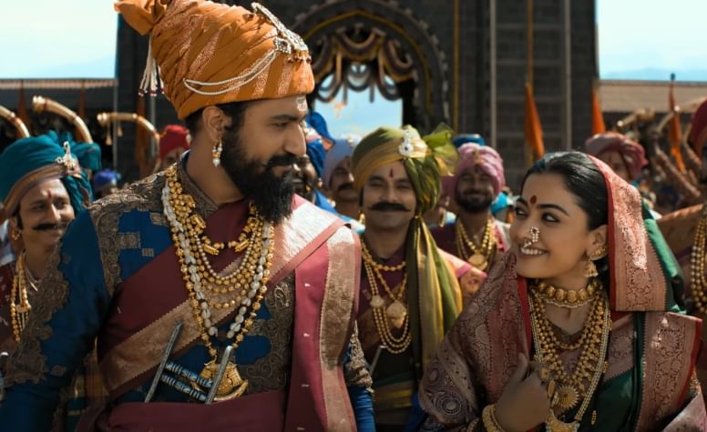 रश्मिका मंदाना - विक्की कौशल : विक्की कौशल याचा चित्रपट 'छावा' ने बॉक्स ऑफीसवर तहलका माजवला आहे. हा चित्रपट त्याच्या कारकीर्दीतील सर्वात मोठा आणि अविस्मरणीय चित्रपट ठरला आहे. विक्की कौशल याच्या प्रतिभेवर कोणताही संशय नसला तरी हा चित्रपट इतका कमर्शियल हीट ठरेल हे त्याच्या चाहत्यांनाही वाटले नसेल. रियल लाईफमध्ये कटरिना कैफ हिला विक्कीची 'लकी चार्म' म्हटले जाते. तर रिल्स लाईफमध्ये आता रश्मिका मंदाना हीने ही भूमिका निभावली आहे. साऊथमध्ये रश्मिका हीचे सर्व चित्रपट हीट झाले आहे.तिने नावावर एक फ्लॉप सिनेमा नाही. त्यामुळे विक्कीला रिल्स लाईफमध्ये तिला 'लकी चार्म'म्हटले जाते.