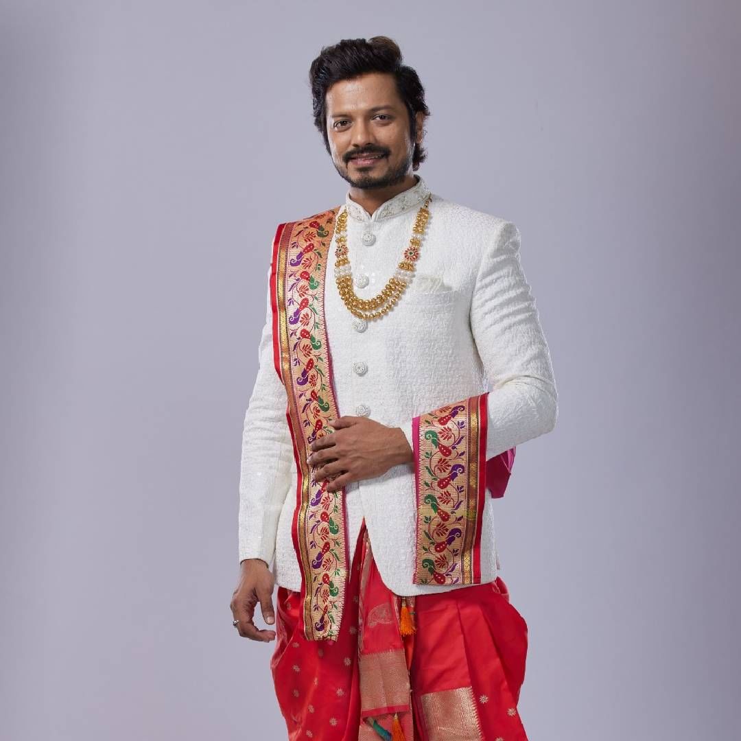  विवेक सांगळे (लग्नानंतर होईलच प्रेम मालिकेतील जीवा)- मी लालबाग-परळ भागात रहात असल्यामुळे प्रत्येक मराठी सण उत्साहात साजरा केला जातो. त्यामुळे प्रत्येक सण खूप जवळचा आहे. सण जसा जवळ येतो तशी उत्सुकता वाढत जाते. आमच्या सोसायटीमध्ये दरवर्षी गुढीपाडव्याला गुढी उभारण्यासोबतच शोभायात्रा आणि सोबत पालखी देखिल निघते. त्यामुळे त्याची देखिल लगबग असते. पताका आणि कंदील लावून संपूर्ण सोसायटी सजवली जाते. शूटिंगचं वेळापत्रक सांभाळून मी आवर्जून यात सहभागी होतो. मी स्वत:ला भाग्यवान समजतो की मी गिरणगावात जन्मलो जिथे प्रत्येक सण जल्लोषात साजरा केला जातो. यावर्षीचा संकल्प हाच असेल की जास्तीत जास्त घरच्यांना वेळ देणार आहे आणि फिटनेसकडे लक्ष देणार आहे. 