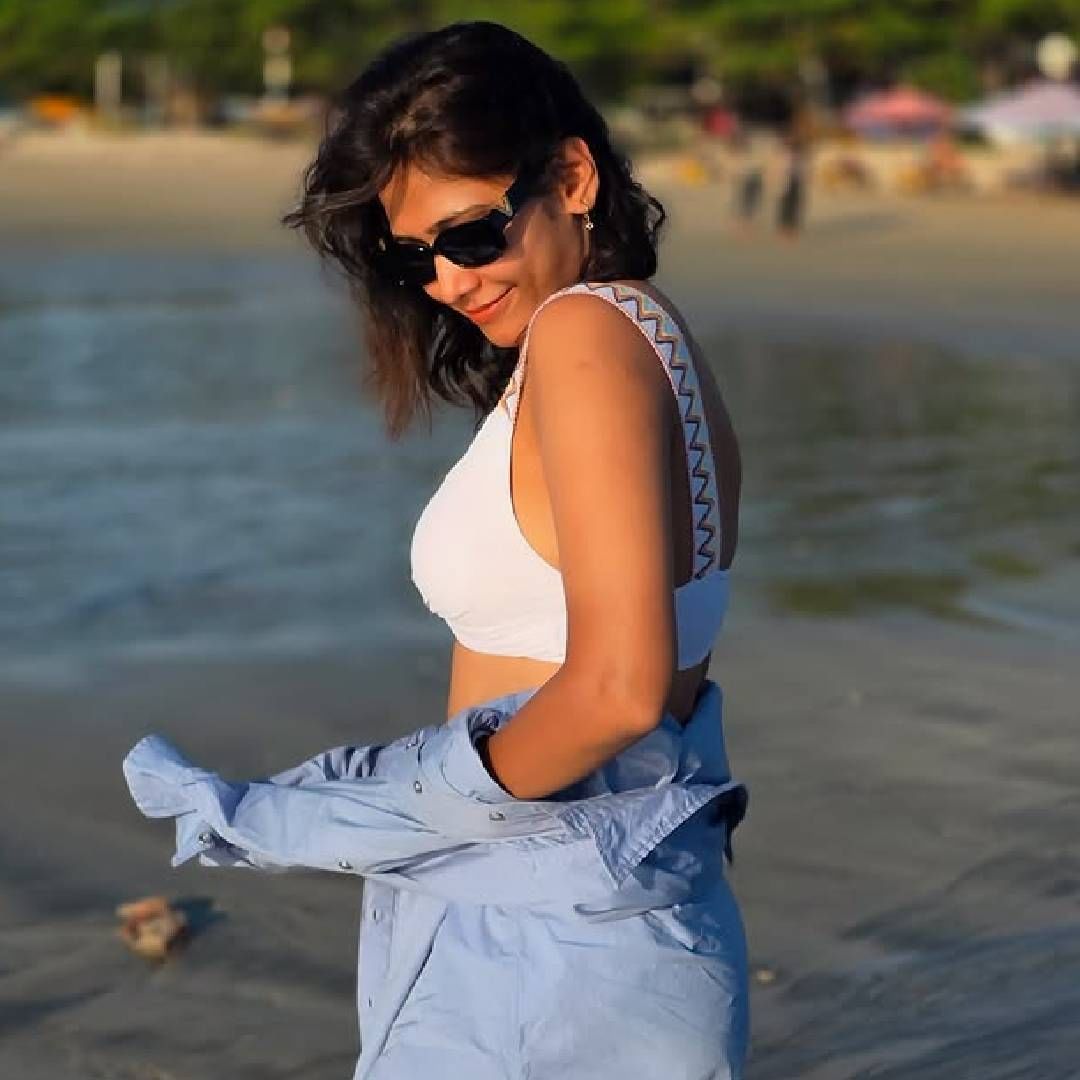 नुकतीच योगिता इंडोनेशियातील बाली याठिकाणी फिरायला गेली होती. बालीमधल्या जिंबारन बे बीचवरील काही फोटो तिने इन्स्टाग्रामवर पोस्ट केले आहेत. याच फोटोंमुळे योगिता ट्रोलर्सच्या निशाण्यावर आली आहे.