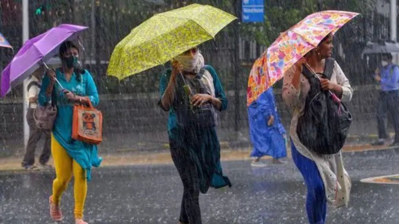 दरम्यान पुन्हा एकदा भारतीय हवामान विभागाकडून मुसळधार पावसाचा इशारा देण्यात आला आहे, पुढील पाच दिवस देशातील अनेक भागांमध्ये वादळी वाऱ्यासह जोरदार पाऊस पडू शकतो असं आयएमडीनं म्हटलं आहे. या पार्श्वभूमीवर नागरिकांना सतर्कतेचा इशारा देण्यात आला असून, आवश्यकता असेल तरच घराबाहेर पडा असं हवामान विभागानं म्हटलं आहे.