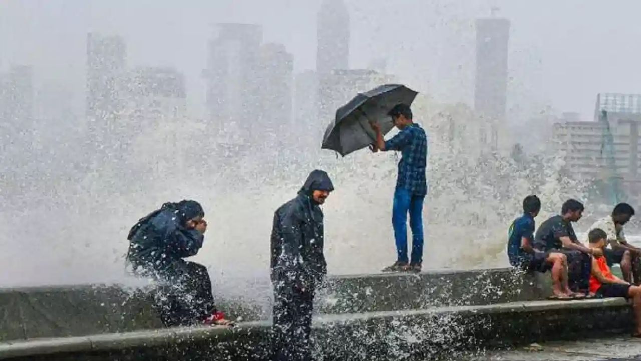हवामान विभागाने दिलेल्या इशाऱ्यानुसार आज मध्य महाराष्ट्र, मराठवाडा आणि विदर्भात वादळी पाऊस आणि गारपीटीची शक्यता आहे. हवामान विभागाकडून ऑरेंज अलर्ट जारी करण्यात आला आहे. 