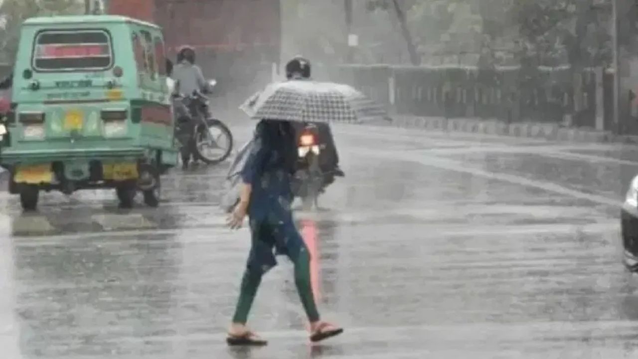 हवामान विभागानं दिलेल्या माहितीनुसार पुढील पाच दिवस पूर्व आणि पूर्वोत्तर भारत, तसेच महाराष्ट्रातील अनेक जिल्ह्यांमध्ये जोरदार पाऊस होण्याची शक्यता आहे. या काळात वाऱ्याचा वेग ताशी 40 ते 50 किलोमीटर प्रतितास एवढा असू शकतो. विजांच्या कडकडाटासह पाऊस पडण्याची शक्यता आहे.