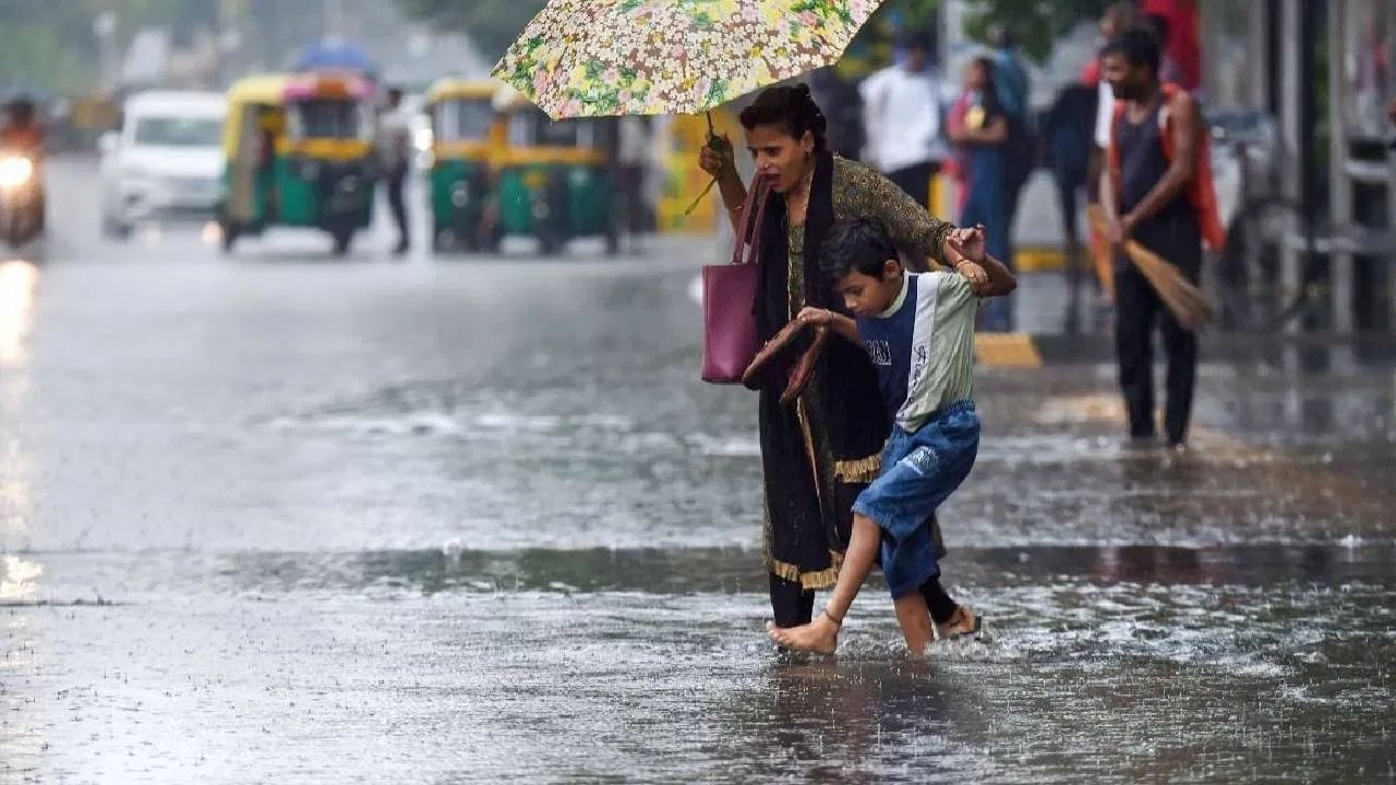 मध्य प्रदेश, झारखंड आणि पश्चिम बंगालमध्ये तर गारपिटीसह पावसाचा इशारा देण्यात आला आहे. याच काळात बिहार आणि झारखंडमध्ये अनेक ठिकाणी प्रतितास 50 ते 60 किलोमीटर वेगानं वारं वाहण्याची शक्यता आहे.