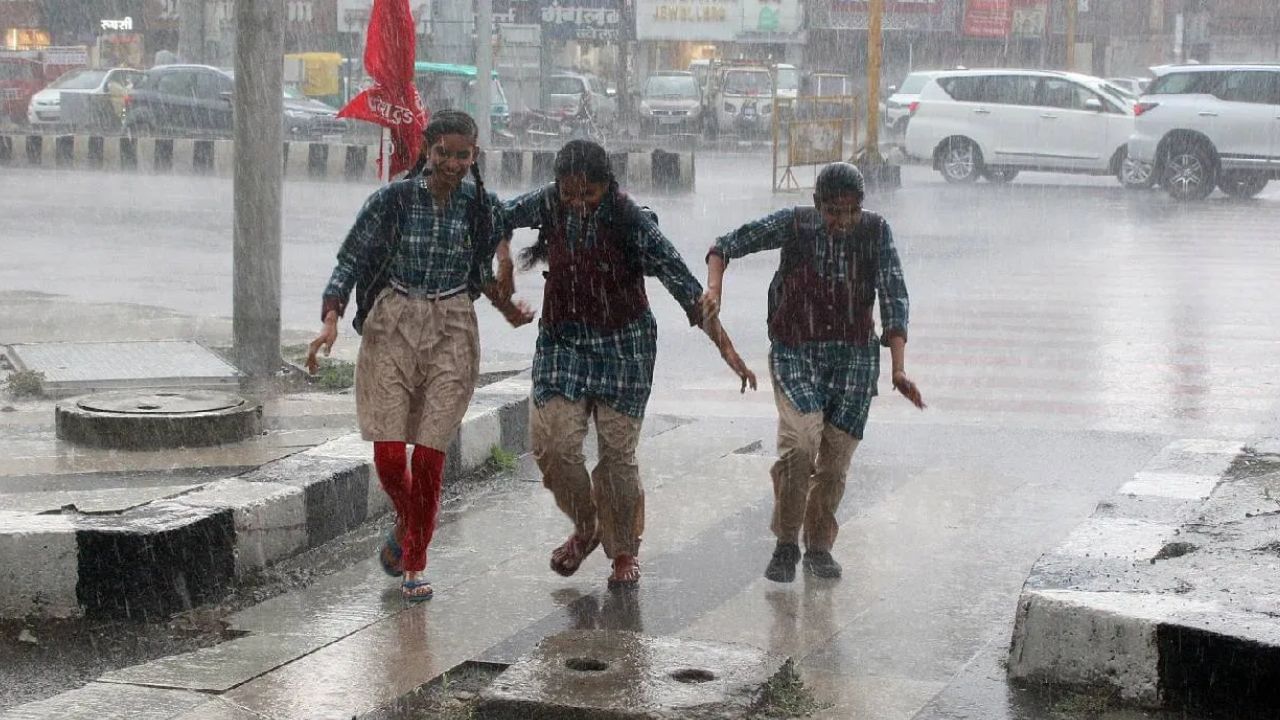 कमी दाबाचा पट्टा तयार झाला आहे, याचाच परिणाम म्हणून महाराष्ट्रासह देशभरात पुढील पाच दिवस जोरदार पाऊस पडण्याचा अंदाज आहे. वादळी वाऱ्यासह पावसाची शक्यता आहे.