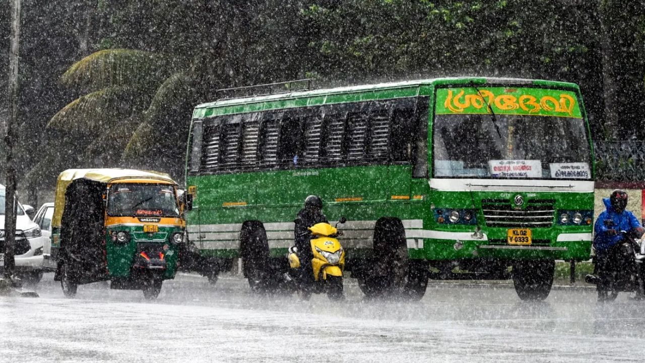 हवामान विभागानं महाराष्ट्रातील अनेक जिल्ह्यांना वादळी वाऱ्यासह गारपीट आणि जोरदार पावसाचा इशारा दिला आहे. त्यामध्ये नाशिक, अहिल्यानगर, छत्रपती संभाजीनगर, बीड, जालना, पुणे, सातारा, अमरावती आणि चंद्रपूर या जिल्ह्यांमध्ये जोरदार पावसाची शक्यता आहे. 