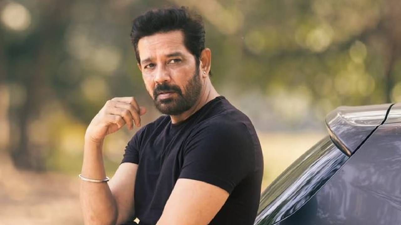 त्यानंतर २०१०मध्ये ऋतूने घटस्फोटाचा अर्ज केला. घटस्फोटाच्या वर्षभरानंतरच अनुपने जुहीशी लग्न केले.