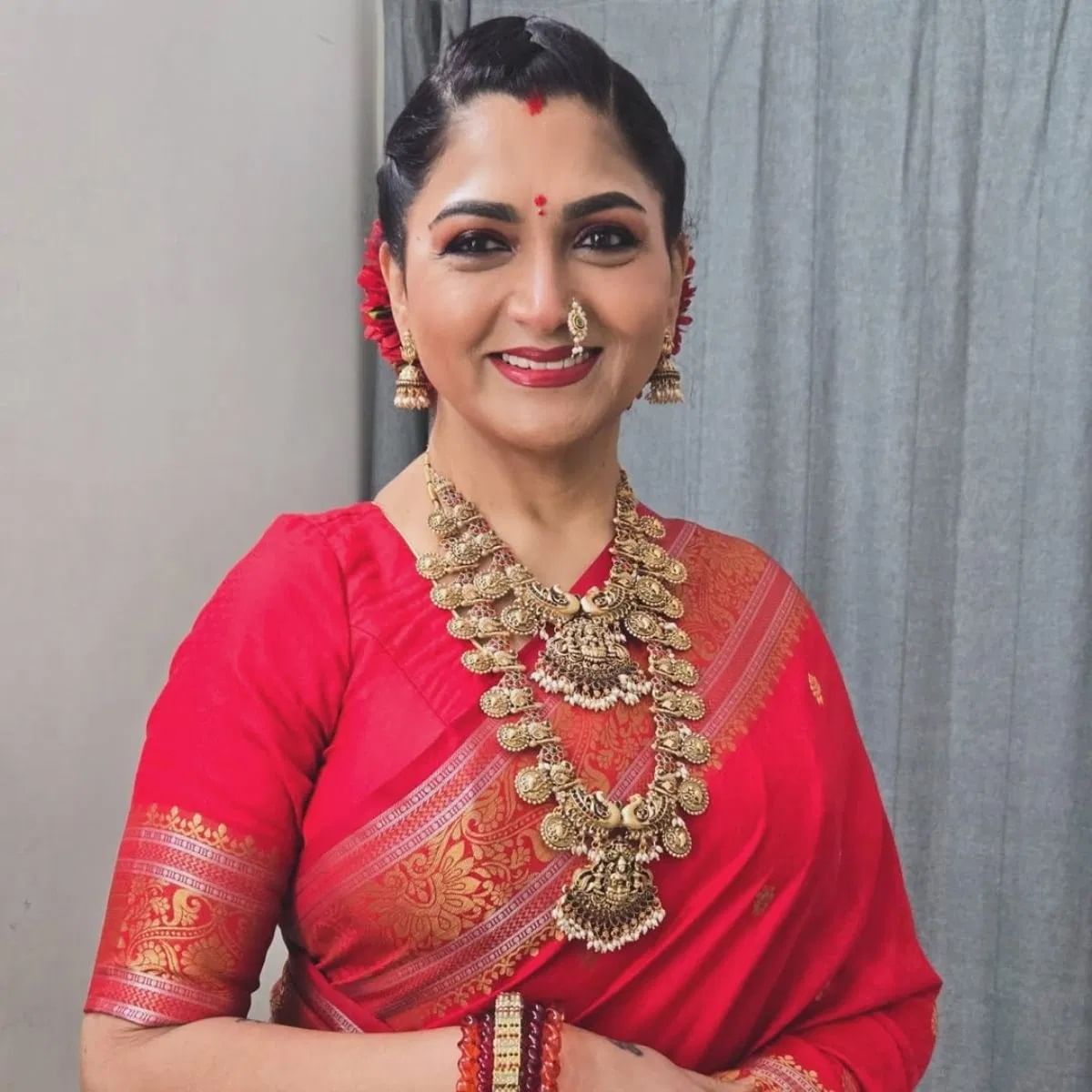 आज खुश्बू फक्त प्रसिद्ध आणि लोकप्रिय अभिनेत्री नाही तर, राजकारणात देखील सक्रिय आहेत. 2020 मध्ये अभिनेत्रीने राजकारणात प्रवेश केला. राजकारणात देखील फार कमी कालावधीत त्यांनी स्वतःचं नाव मोठं केलं. 