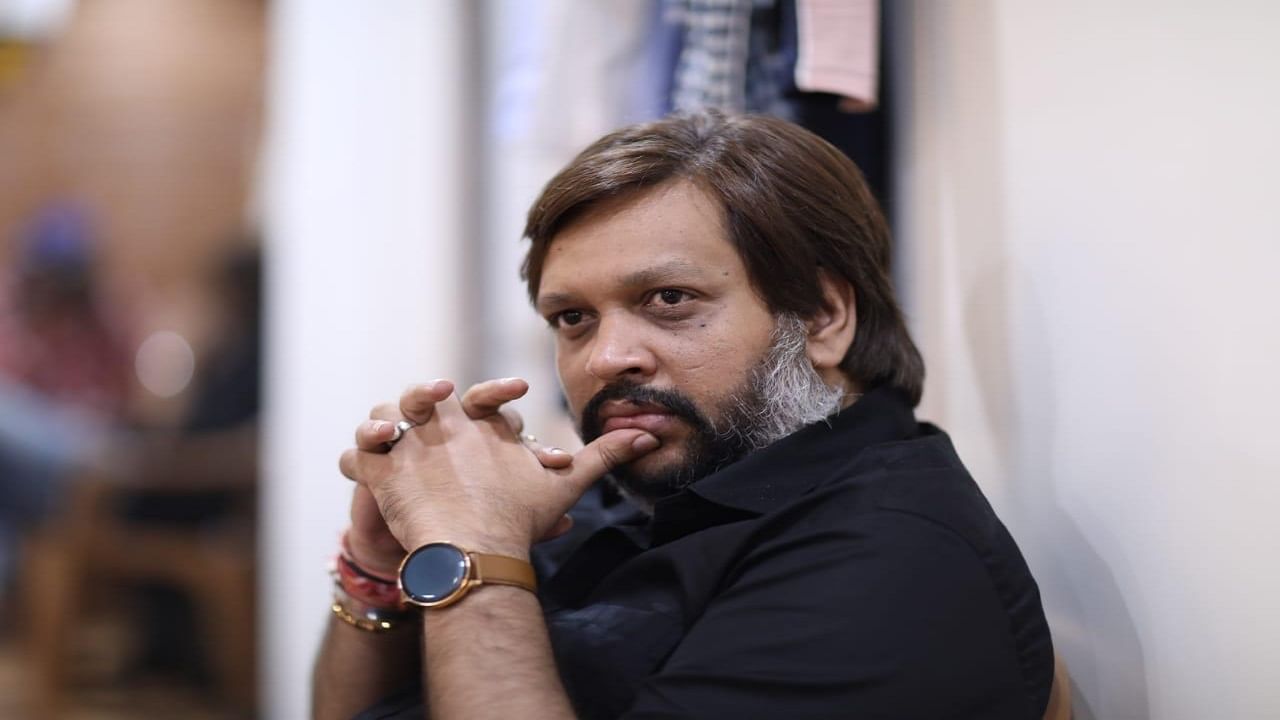 'चित्रपटाला सेन्सॉर प्रमाणपत्र मिळाल्यानंतर जून - जुलैमध्ये सिनेमा प्रदर्शित होईल. त्यानंतर संबंधित प्रकरण निकालात निघेल...' असं स्पष्टीकरण अक्षय बर्दापूरकर यांनी दिलं आहे.