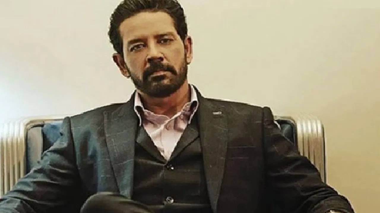 एकदा ऋतूला कळाले की अनुप जुहीला भेटायला चालला आहे. तेव्हा ती अचानक तेथे पोहोचली आणि त्या दोघांना रंगेहात पकडले.