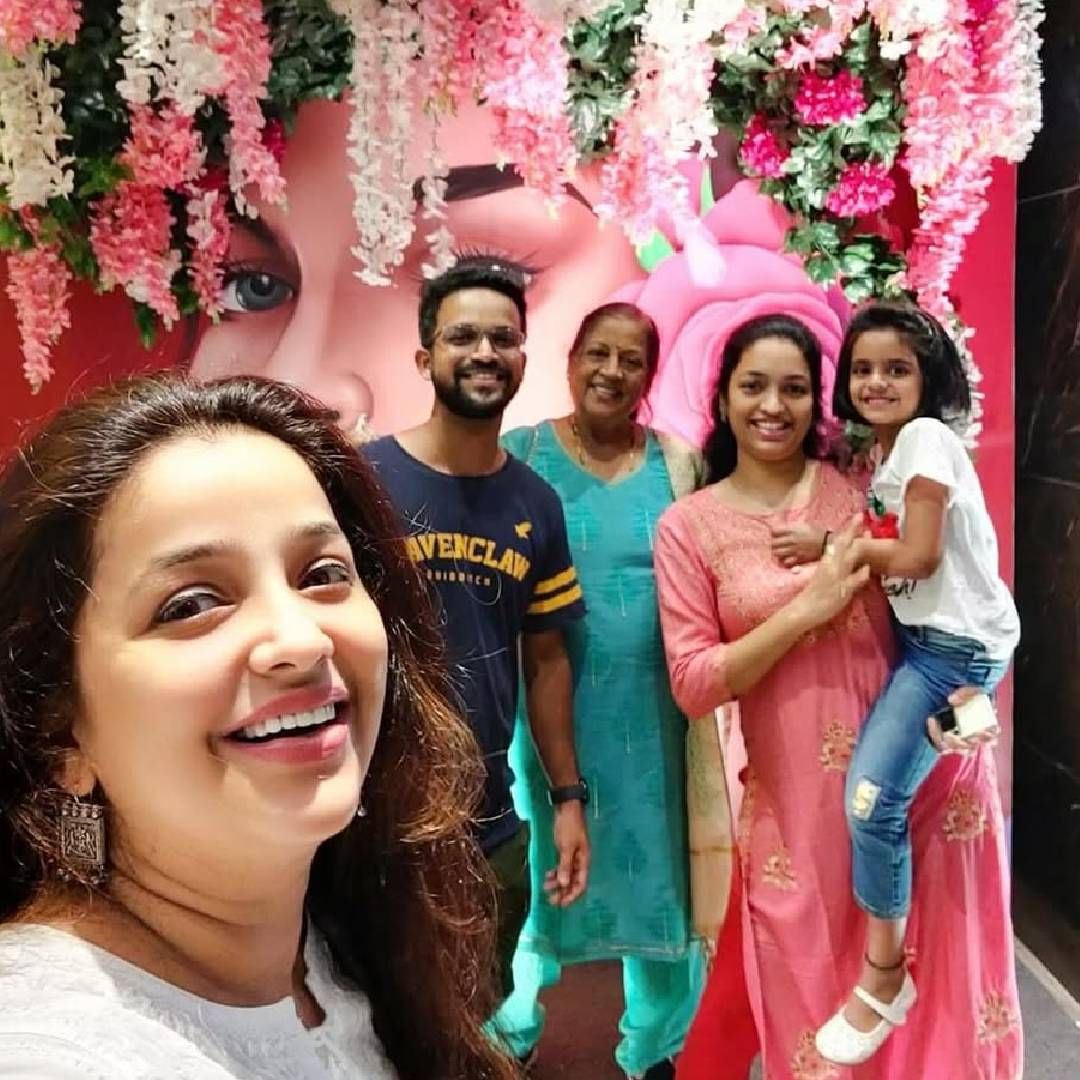 'माझ्यापेक्षा वयाने लहान असलास तरी तू माझा मार्गदर्शक, माझा सर्वांत चांगला मित्र, माझा टीकाकार आणि ज्ञानाचा साठा होतास. तू माझा आधारस्तंभ होतास, ज्याच्याकडे मी माझी सर्वसामान्य किंवा अत्यंत क्लिष्ट अशा प्रश्नांची उत्तरं शोधू शकत होते. एका भावापेक्षाही तू बरंच काही होतास. तू माझा साथीदार आणि माझी सुरक्षित जागा होतास,' असं तिने पुढे लिहिलंय.