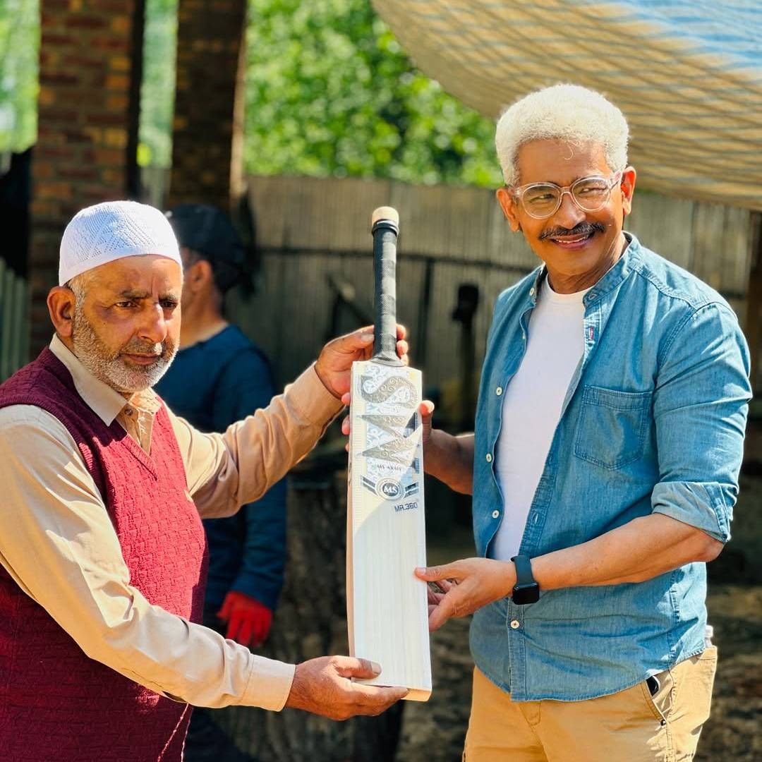 'सर, काश्मीरमध्ये तुमचं स्वागत करण्याची संधी आम्हाला मिळाली. या कठीण काळात इथं येऊन आम्ही घाबरत नाही हे शत्रूंना दाखवल्याबद्दल खूप खूप धन्यवाद. आपण सर्वजण एकत्र येऊन यावर मात करूया', असं तिथल्या स्थानिकाने अतुल कुलकर्णींसोबतचे फोटो शेअर करत लिहिलंय.  