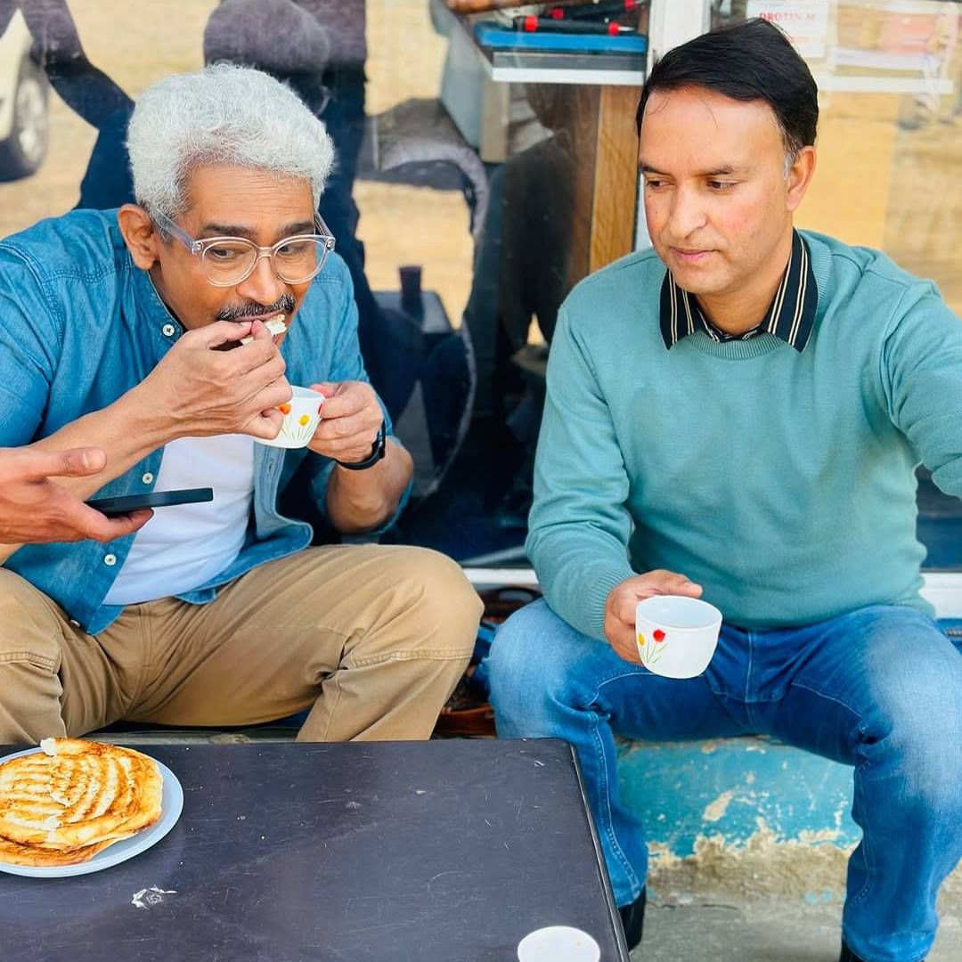 एप्रिल आणि मे महिन्यात काश्मीरमध्ये पर्यटकांची तुफान गर्दी असायची. परंतु पहलगाम हल्ल्यानंतर तिथल्या रस्त्यांवर शुकशुकाट पहायला मिळतोय. असंख्य पर्यटकांनी काश्मीरकडे पाठ फिरवली आहे. तिथे पुन्हा पर्यटनाला चालना मिळावी यासाठी अतुल कुलकर्णींनी हे मोठं आणि तितकंच धाडसी पाऊस उचललं आहे.  