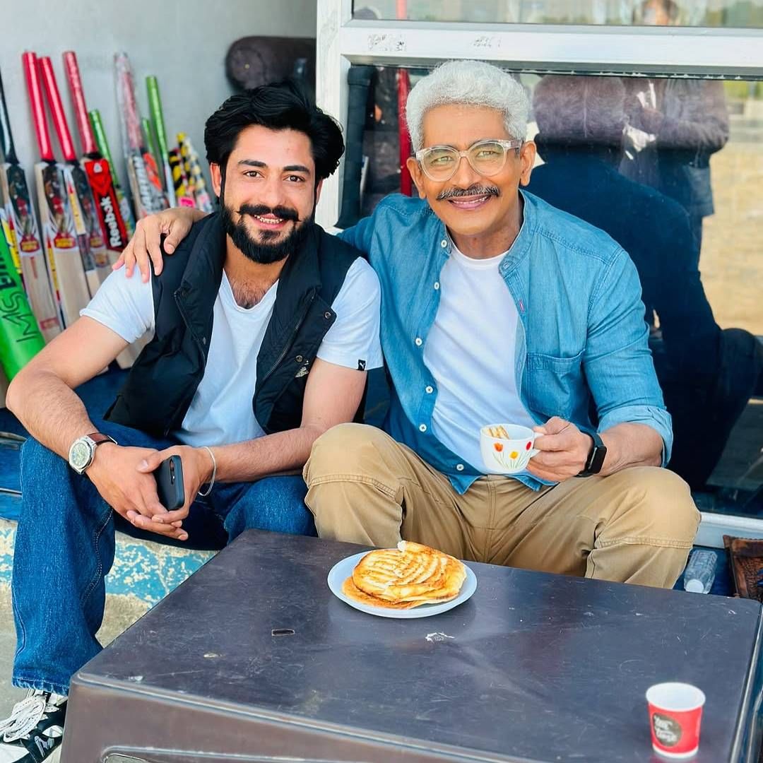 'हिंदोस्तां की ये जागीर है, के डर से हिम्मत भारी है. हिंदोस्तां की ये जागीर है, के नफ़रत प्यार से हारी है. चलिए जी कश्मीर चलें, सिंधु, झेलम किनार चलें.. मैं आया हूँ , आप भी आएँ,' असं आवाहन त्यांनी सोशल मीडियाद्वारे केलं आहे.  