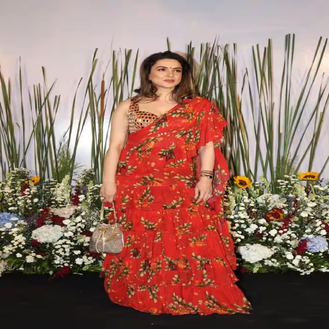 यावेळी बॉबी देओलची पत्नी तान्या देओल देखील खूप सुंदर दिसत होती. तान्याने स्लीव्हलेस ब्लाउजसह प्रिंटेड लाल रंगाची साडी घातली होती.