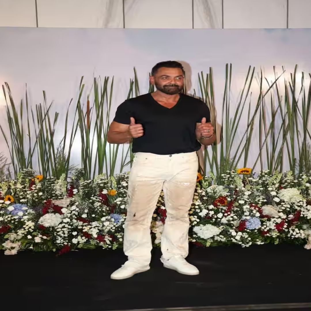 सलमान खानच्या ईद पार्टीत बॉबी देओल खूपच स्टायलिश लूकमध्ये पोहोचला. बॉबीने पांढऱ्या रंगाची पँट आणि काळ्या रंगाचा हाफ स्लीव्ह शर्ट घातला होता. त्याने थंब्स अप देऊन पॅप्ससाठी पोझ देखील दिली.
