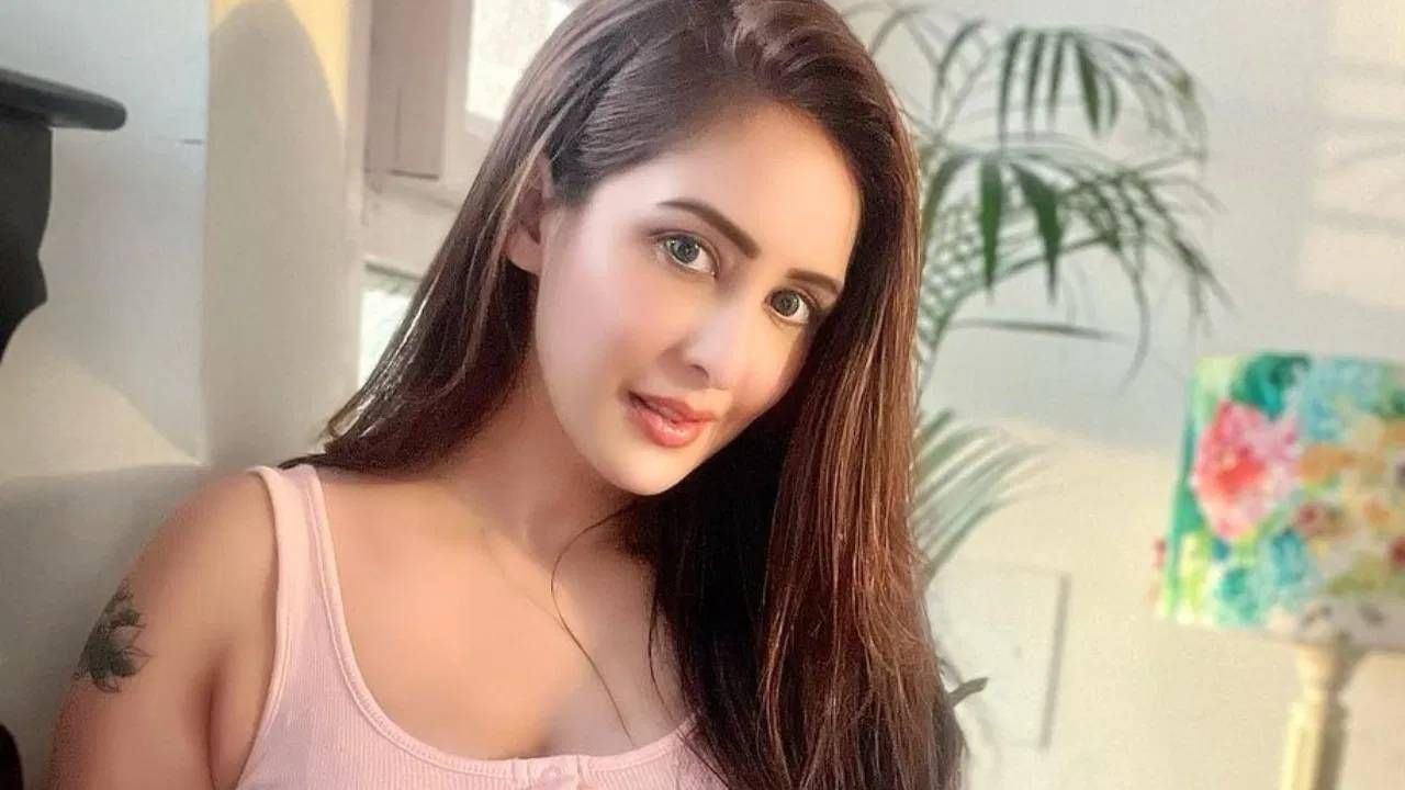 चाहत खन्ना 41 वर्षांची आहे. ती २००५ पासून टीव्ही आणि चित्रपट उद्योगात सक्रिय आहे. तिचा दोन वेळा घटस्फोट झाला आहे. तिचे लग्न खूप लहान वयात झाले, पण अवघ्या ४ महिन्यांतच तिचा पहिल्या पतीपासून घटस्फोट झाला. त्यानंतर ती पुन्हा प्रेमात पडली. तिने दुसरे लग्न केले. पण तिचे हे लग्न देखील फार टिकले नाही. आता ती एकटी राहाते.