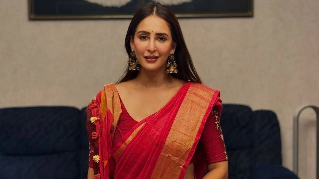 २०१८ मध्ये, चाहतने घटस्फोटासाठी अर्ज दाखल केला. घटस्फोटासाठी तिने लैंगिक आणि मानसिक छळाचा उल्लेख केला. ईटाइम्सच्या वृत्तानुसार, तिने तिच्या पूर्व पतीवर अश्लील क्लिप रेकॉर्ड करून बलात्कार केल्याचा आरोपही केला. चाहतने असा दावा केला की फरहानने तिच्या आर्थिक परिस्थितीबद्दल खोटे सांगितले. तसेच तो ड्रग्ज व्यसनी आहे आणि त्याच्याकडे कोणतीही नोकरी नाही.