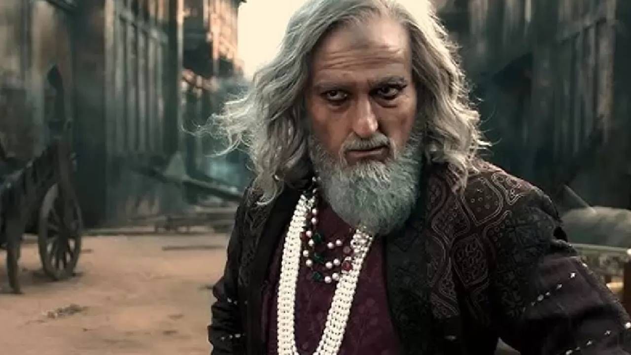 मला ब्रिटीशंना भेटायचं आहे आणि त्यांच्या दोन कानाखाली वाजवायचं आहे. मी नुकताच छावा हा चित्रपट पाहिला आणि त्यानंतर मला खूप राग आला. मला संधी मिळाली तर मी भूतकाळात जाऊन औरंगजेबाच्या दोन-तीन कानाखाली वाजवेन. अशा इतरही अनेक व्यक्तींना मला भेटून त्यांना मारायचं आहे. पण सध्या तरी मला हीच नावं आठवतायत