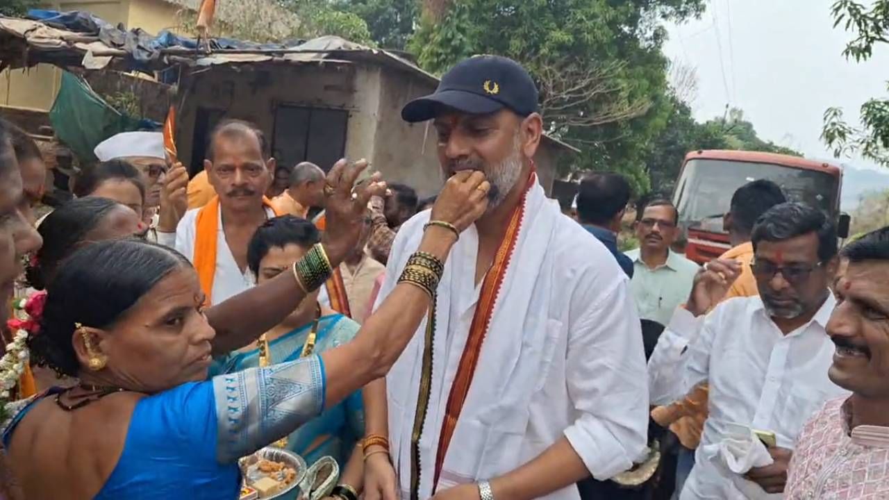 या चित्रपटाचं प्रेक्षक-समिक्षकांकडून भरभरून कौतुक होत आहे. चित्रपटाला देशभरात मिळालेल्या प्रतिसादानंतर आता रायगडमधील मोरसडे इथल्या मूळगावी घोसाडवाडी इथं लक्ष्मण उतेकर यांचा सत्कार करण्यात आला आहे.