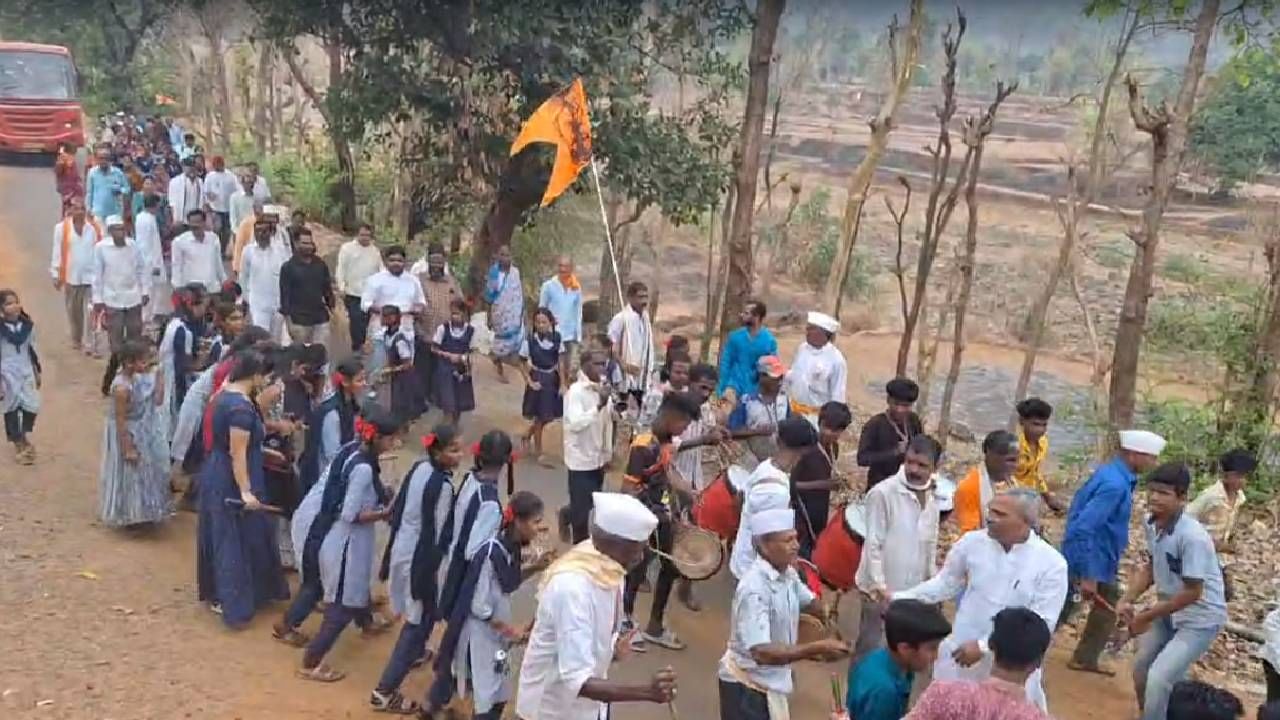 मोरसडे या मुळगावी उतेकर भावकी, कांगोरीगड माध्यमिक विद्यालय आणि पंचक्रोशीतील ग्रामस्थ यांच्या वतीने दिग्दर्शक लक्ष्मण उतेकर यांची पायी चालत सवाद्य भव्य मिरवणूक काढण्यात आली.