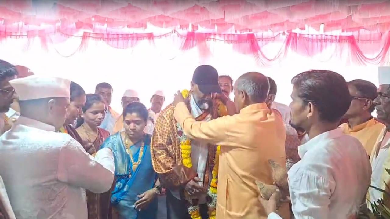 याप्रसंगी पोलादपूर तालुक्यातील विविध क्षेत्रातील व्यक्ती, सामाजिक संस्था, कृषी उत्पन्न बाजार समितीचे संचालक उपस्थित होते. लक्ष्मण उतेकर यांचा गावकऱ्यांनी सत्कार केला. याचे फोटो समोर आले आहेत.