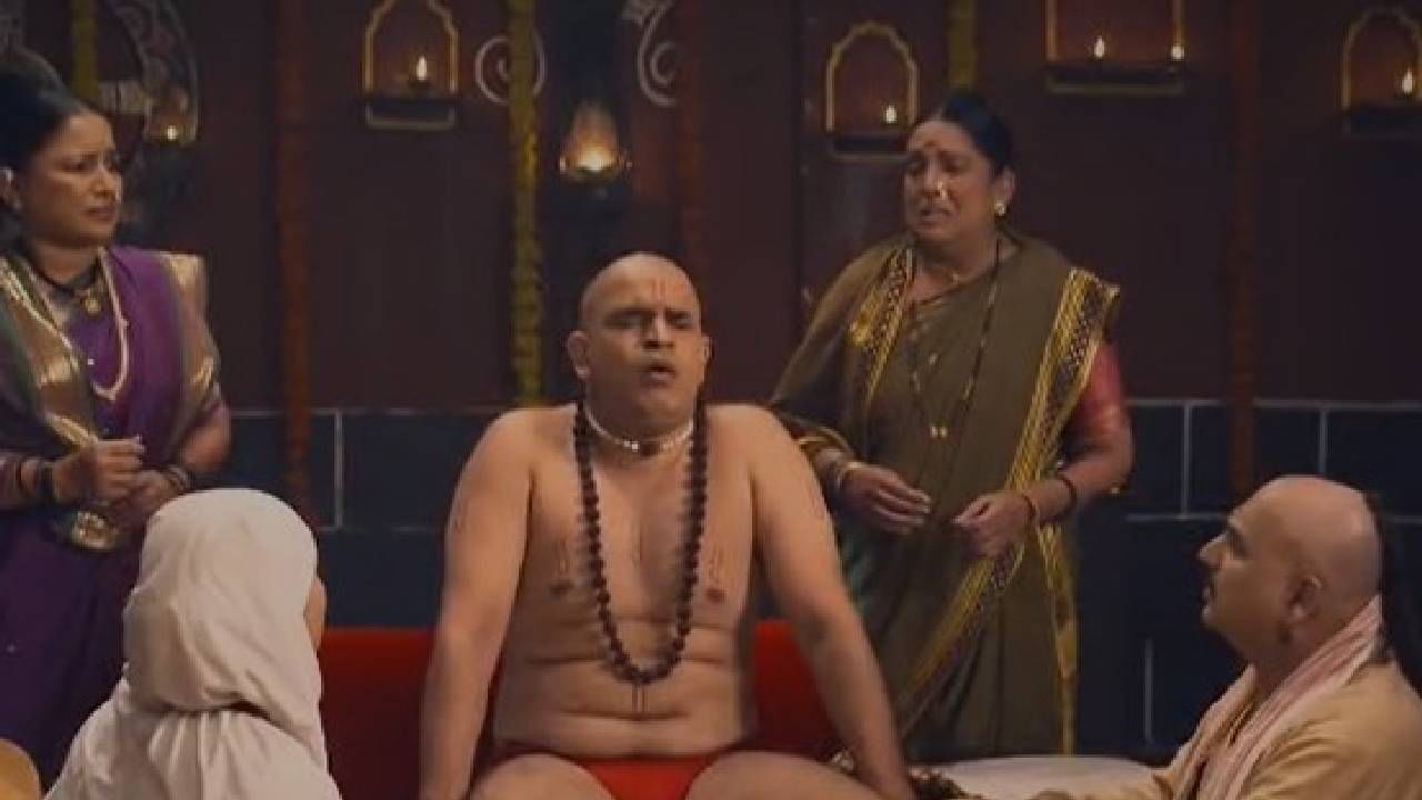 ही स्वामींची लीला आहे हे बाळपाला जाणवतं आहे पण यावर उपाय काय हे मात्र त्याला कळत नाहीये. तो स्वामींना तशा अवस्थेत पाहू ही शकत नाहीय.  