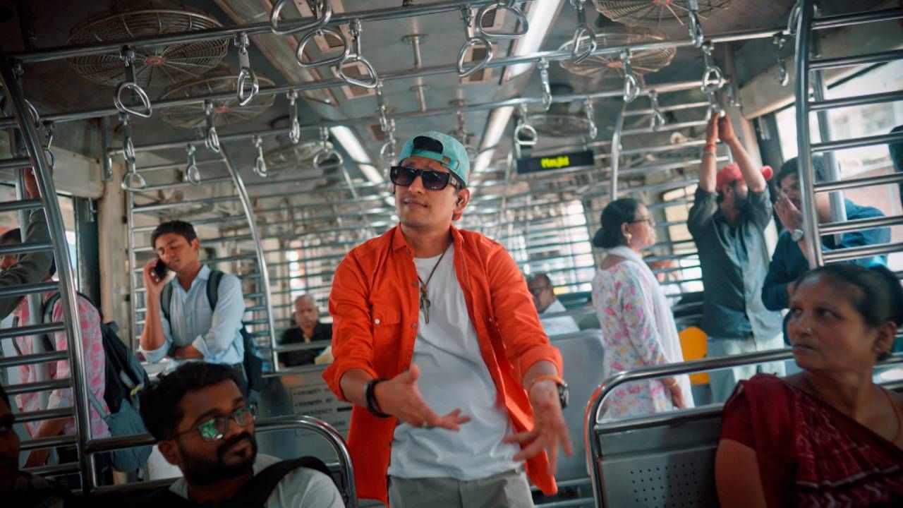 हास्यजत्रेच्या नव्या रॅपसाँगमध्ये समीर चौघुले, नम्रता संभेराव, प्रसाद खांडेकर, शिवाली परब, पृथ्वीक प्रताप, श्रमेश बेटकर, अरुण कदम, प्रभाकर मोरे, ओंकार राऊत, रसिका वेंगुर्लेकर, रोहित माने, श्याम राजपूत, प्रथमेश शिवलकर, दत्तू मोरे, ईशा डे, चेतना भट, वनिता खरात, प्रियदर्शनी इंदलकर, निखिल बने हे कलाकार आहेत.