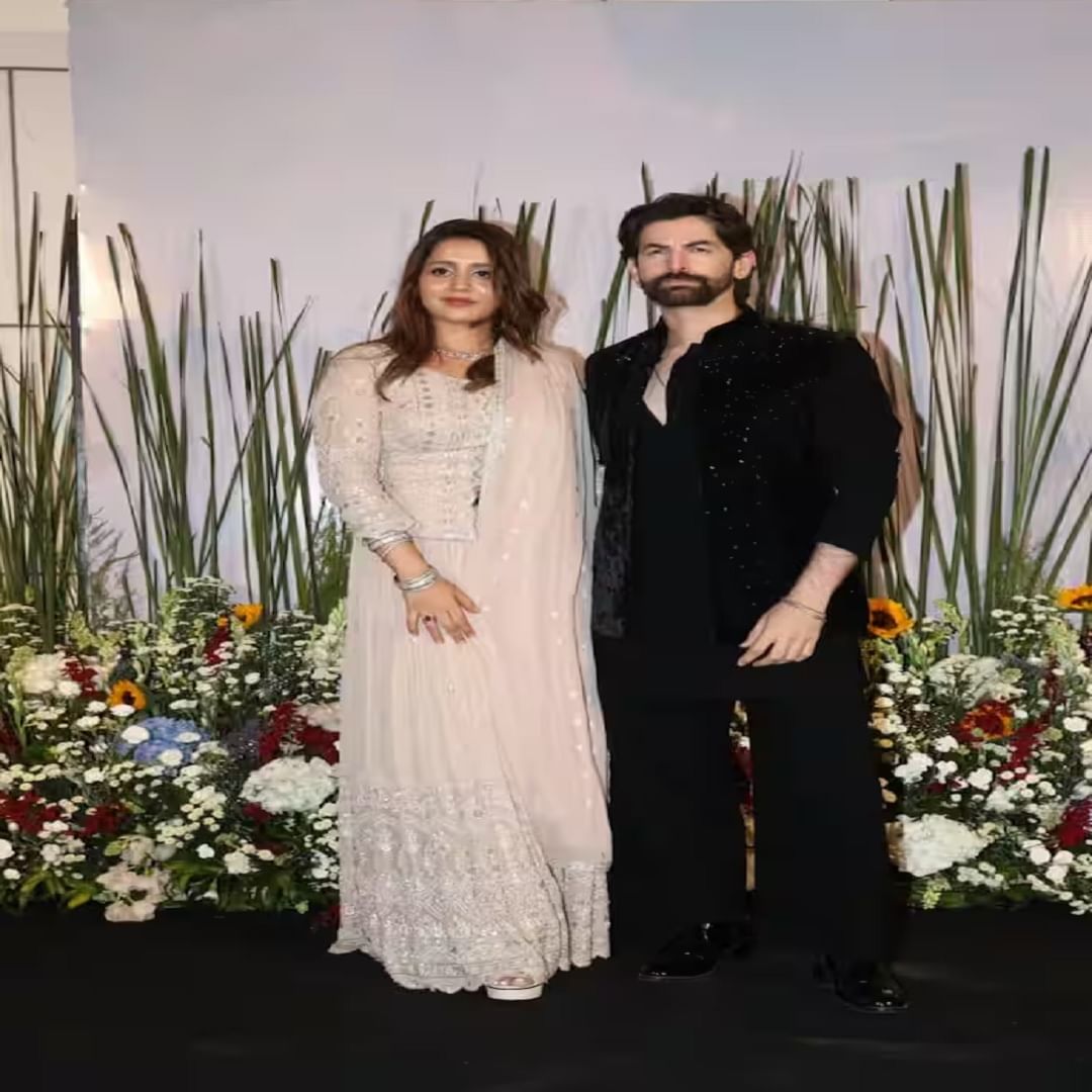नील नितीन मुकेश देखील त्याच्या पत्नीसह सलमान खानच्या ईद पार्टीत पोहोचला होता. यावेळी नील काळ्या रंगाच्या पोशाखात छान दिसत होता.