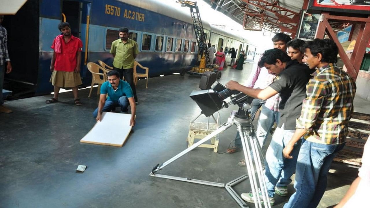 मध्य रेल्वेने चित्रीकरणासाठी विविध परिसर आणि रेल्वे कोच देऊन 40 लाख 13 हजार रुपयांहून अधिक महसूल मिळवला आहे