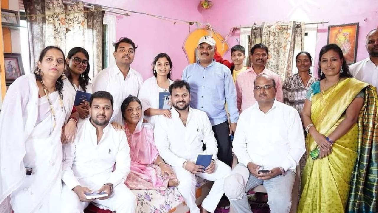 'कारण तुमच्यासाठी माझ्या योजना मला माहीत आहेत, असं परमेश्वर म्हणतो,' असं कॅप्शन तिने या फोटोंना दिलं आहे. या फोटोंमध्ये राजेश्वरीसोबत तिच्या कुटुंबीयांनीही धर्मांतर केल्याचं पहायला मिळतंय.  