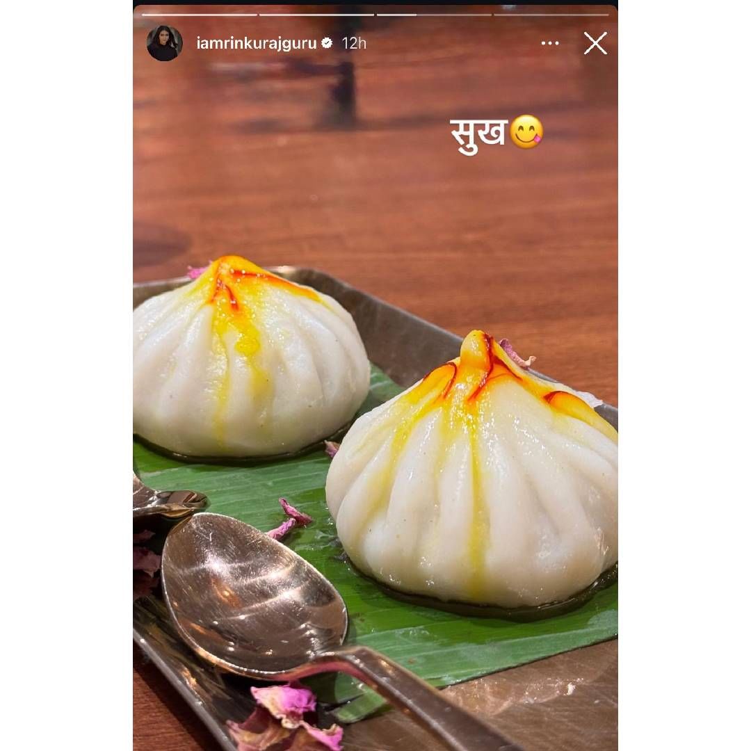 जेवणाचं ताट, उकडीचे मोदक आणि स्वत:चा सुंदर फोटो पोस्ट केल्यानंतर अखेर रिंकूने तिच्या आयुष्यातील त्या 'पर्मनंट' व्यक्तीचा खुलासा केला. रिंकूने त्या व्यक्तीसोबतचा फोटो पोस्ट करताच चाहत्यांनी लाइक्स आणि कमेंट्सचा वर्षाव केला.  