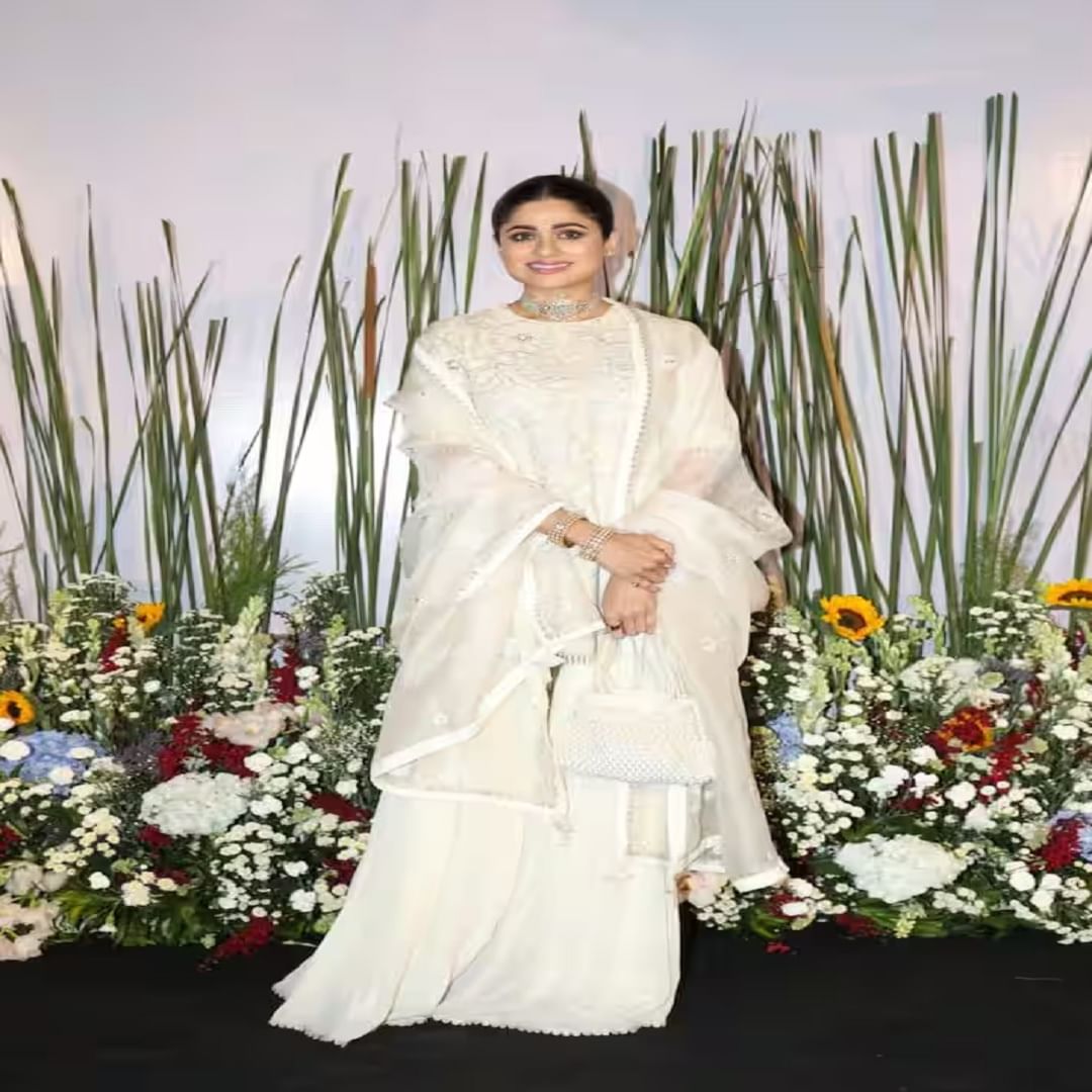 शमिता शेट्टी देखील पार्टीत उपस्थित होती. तिने पूर्णपणे पांढऱ्या रंगाचा सूट घातला होता.तिने पॅप्ससाठी फोटोसाठी पोजही दिली