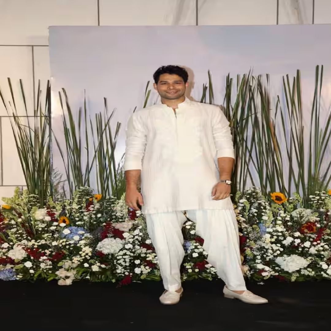  सिद्धांत चतुर्वेदीही सलमान खानच्या पार्टीत सहभागी झाला होता. यावेळी सिद्धांत पांढऱ्या कुर्त्यात स्टायलिश दिसत होता.