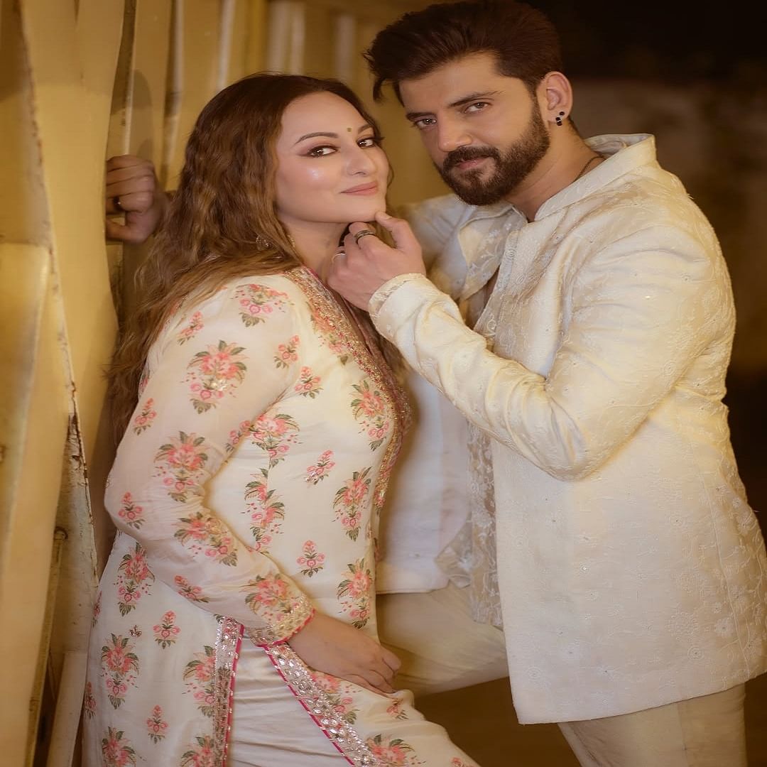 सोनाक्षी सोशल मीडियावर कायम सक्रिय असते. सोशल मीडियावर अभिनेत्रीच्या चाहत्यांची संख्या देखील फार मोठी आहे. चाहत्यांच्या संपर्कात राहण्यासाठी सोनाक्षी कायम स्वतःचे फोटो आणि व्हिडीओ सोशल मीडियावर पोस्ट करत असते.