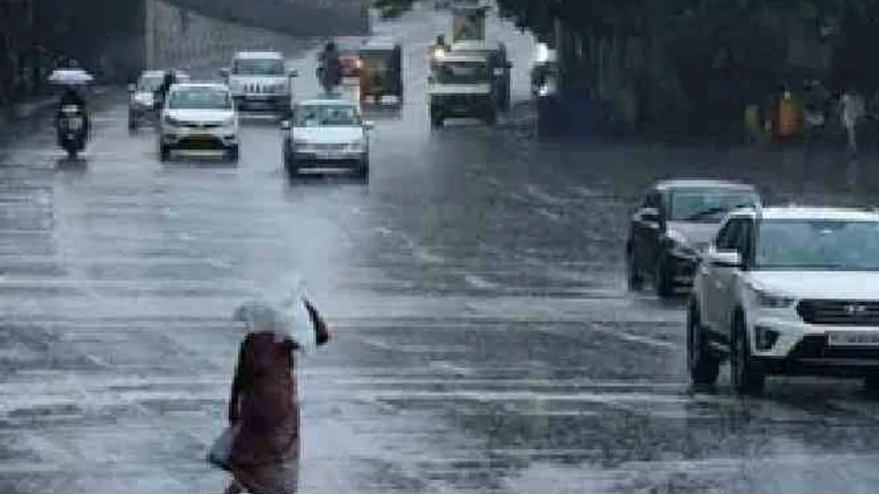 मुंबई आणि उपनगरांमध्ये बुधवारी वादळी वाऱ्यासह जोरदार पाऊस झाला, याचा मोठा फटका हा रेल्वे वाहतुकीला बसला, काही ठिकाणी ओव्हरहेड वायरवर झाडाच्या फांद्या कोसळल्यानं लोकलची वाहतूक विस्कळीत झाली होती. 