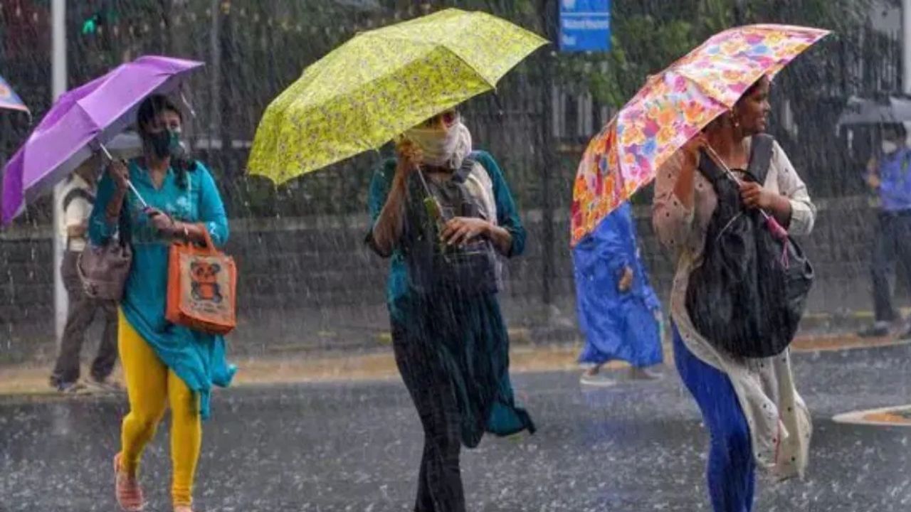 हवामान विभागाकडून वर्तवण्यात आलेल्या अंदाजानुसार आज, कोकण, मध्य महाराष्ट्र आणि मुंबईमध्ये जोरदार पावसाची शक्यता आहे. वादळी वाऱ्यासह पाऊस होऊ शकतो असा अंदाज वर्तवण्यात आला आहे.  