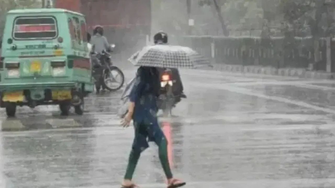मध्य प्रदेशपासून ते कोकणापर्यंत कमी दाबाचा पट्टा निर्माण झाला आहे, त्यामुळे महाराष्ट्रातील जवळपास सर्वच जिल्ह्यांमध्ये हवामान विभागाकडून पावसाचा अलर्ट देण्यात आला आहे, अनेक जिल्ह्यांमध्ये जोरदार पावसाची शक्यता आहे.