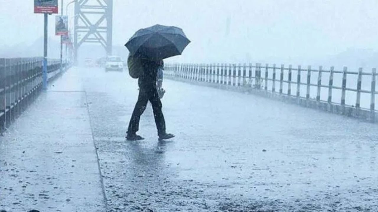 हवामान विभागाकडून पुढील तीन दिवस राज्यामध्ये मुसळधार ते अतिमुसळधार पावसाचा अंदाज वर्तवण्यात आला आहे, या सर्व पार्श्वभूमीवर हवामान विभागाकडून नागरिकांना सतर्कतेचा इशारा देण्यात आला आहे.