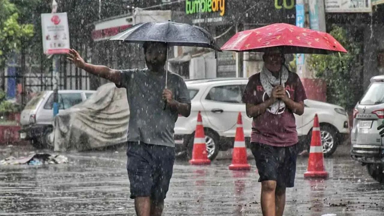 आजही राज्यातील अनेक भागांमध्ये पावसानं दमदार हजेरी लावली आहे, कोकण आणि मराठवाड्यातील अनेक जिल्ह्यांमध्ये पाऊस झाला आहे. या पावसामुळे नागरिकांना उकाड्यापासून दिलासा मिळाला आहे.  