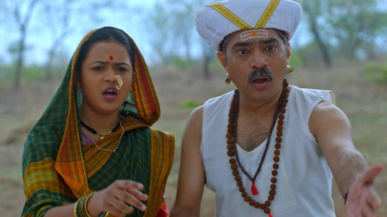 हाच तो क्षण आहे जिथे देवीचा बाळरूपातील अवतार पहिल्यांदाच प्रेक्षकांच्या समोर येतो. “महिषासुराच्या विनाशासाठी आम्ही आता नव्या रूपात आलो आणि आता सुरु होणार नवीन अध्याय,” हा देवीचा मंत्रमुग्ध करणारा आवाज या क्षणाचं दैवीत्व अधोरेखित करतो.
