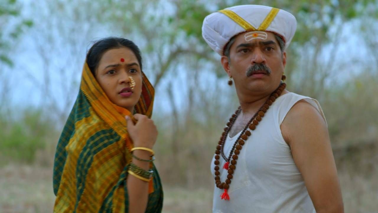 जनकबाबा आणि गंगाई हे देवीचे निस्सीम भक्त असलेलं जोडपं एका गूढ आवाजाच्या दिशेने जातात आणि समोर दिसतात फुत्कार करणारे अनेक साप. या धक्कादायक दृश्यात, अचानक साप बाजूला होतात आणि एका टोपलीत हसणारं बाळ दिसतं.