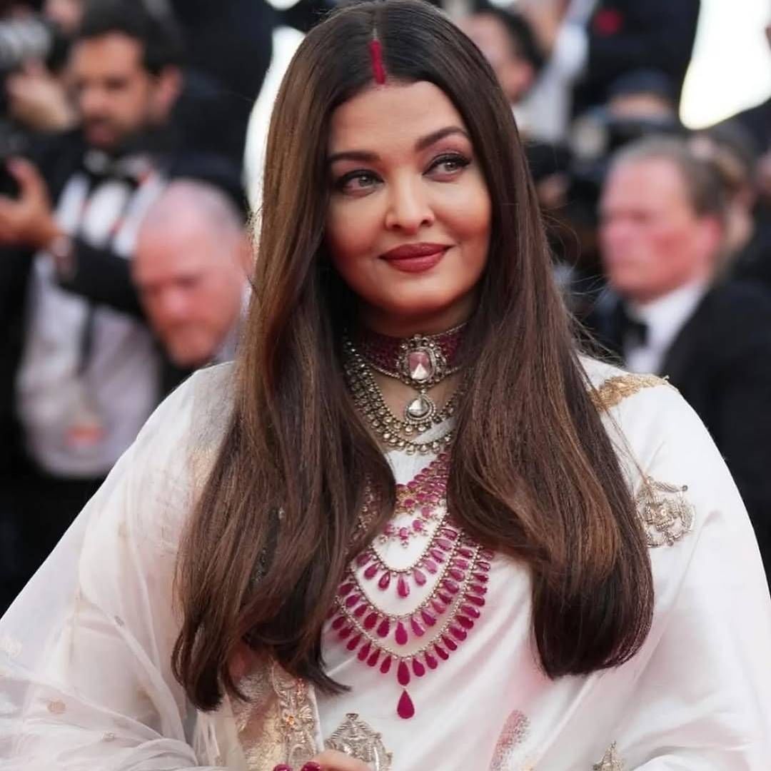 आयव्हरी रंगाची साडी, त्यावर टिश्यू सिल्क दुपट्टा, गळ्यात रुबीची माळ आणि या सर्वांत उठून दिसणारं ऐश्वर्या राय बच्चनच्या भांगेतील लाल सिंदूर.. यातून तिला नेमका काय संदेश द्यायचा आहे हे वेगळं सांगण्याची गरजच नाही.