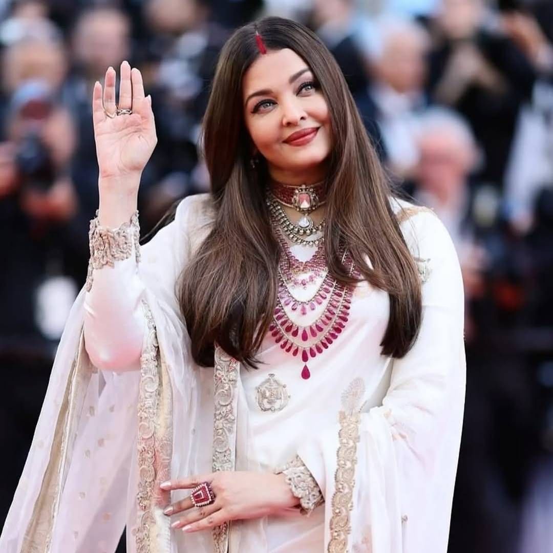 आंतरराष्ट्रीय माध्यमांमध्येही ऐश्वर्याच्या लूकची जोरदार चर्चा असते. अशातच बुधवारी ऐश्वर्या रायने कानच्या रेड कार्पेटवर आपला अनोखा अंदाज जगासमोर दाखवला. इतकंच नव्हे तर या लूकमधून तिने ट्रोलर्सना आणि जगाला सर्वांत मोठा संदेश दिल्याचं म्हटलं जात आहे.